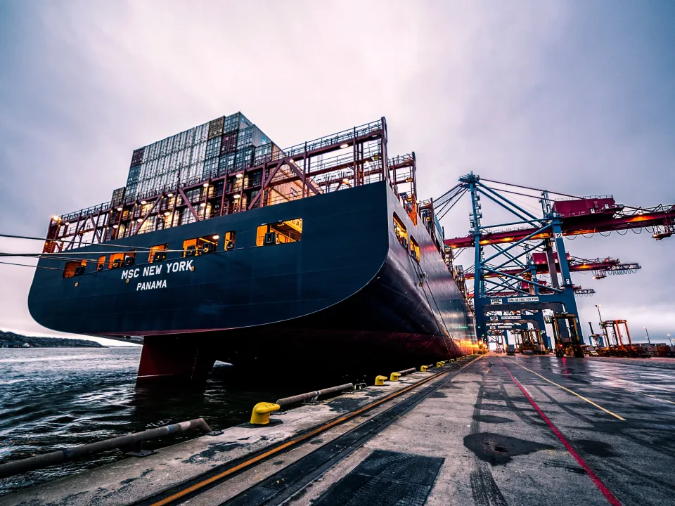 Containerschiff im Hafen