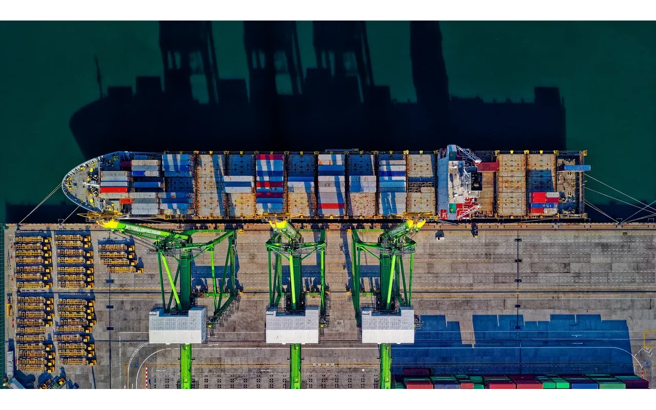 Containerschiff aus der Vogelperspektive – Liquidität entlang der gesamten Wertschöpfungskette