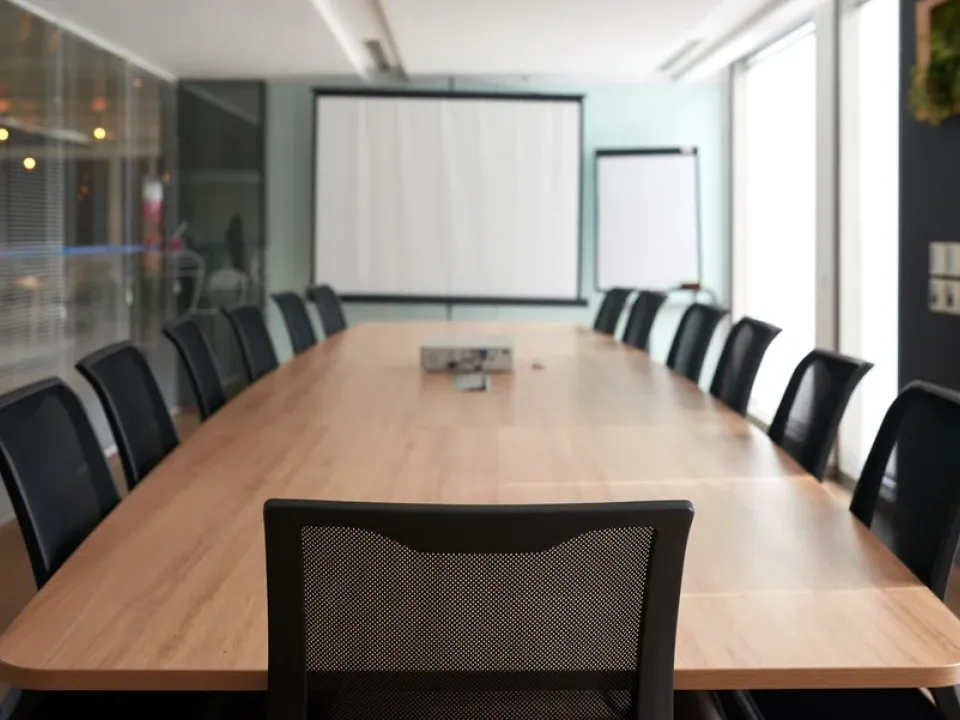 Besprechungsraum mit Konferenztisch